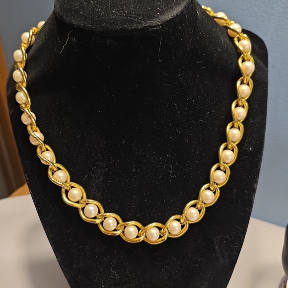 The Unbranded Brand Jewelry - Lustrous Gold and Pearl Necklace
